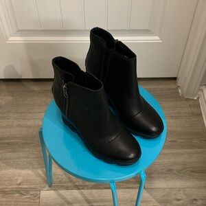NWOT - oohhh Sorel Wedge Black Ankle Booties